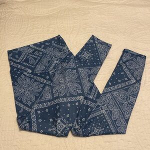 American Eagle The light weight everything legging bandana pattern NWOT